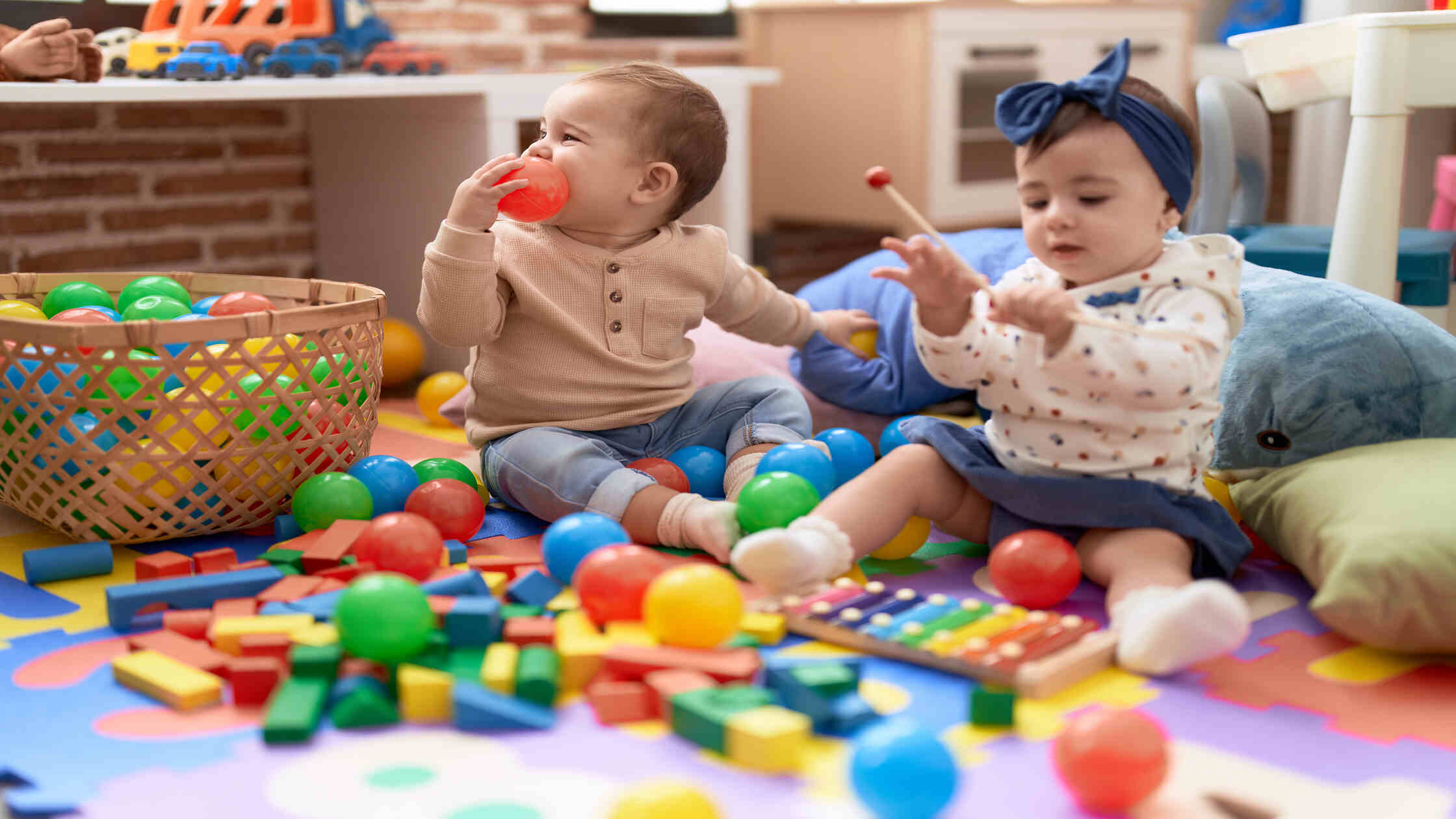 Chơi cùng bé sẽ giúp tăng sự kết nối giữa các thành viên trong gia đình.