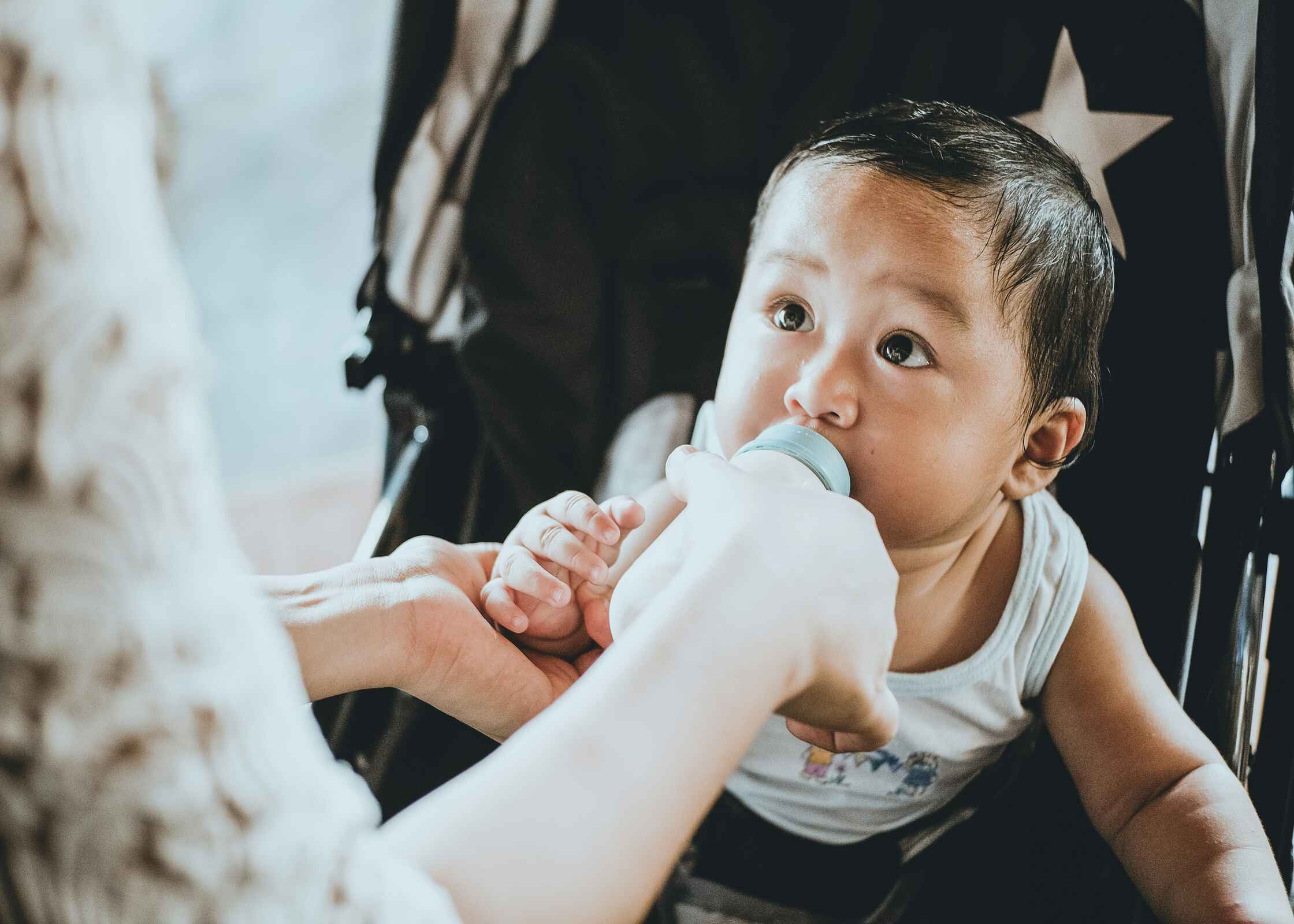 Sữa công thức có thể không thể thay thế sữa mẹ 100%, nhưng cũng là phương thức cứu cánh cho những mẹ ít sữa.