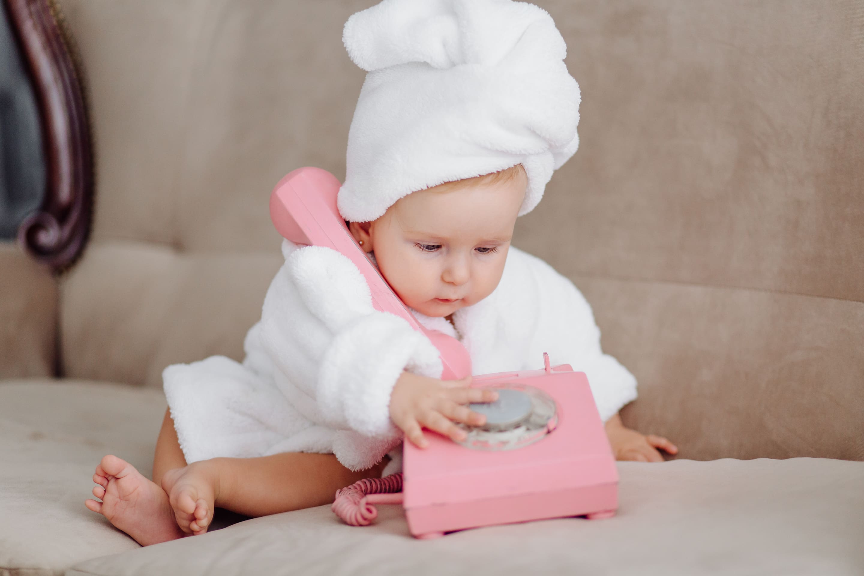 Tắm cho bé không cần thiết mỗi ngày: Thực tế, việc tắm quá thường xuyên có thể làm khô da bé.