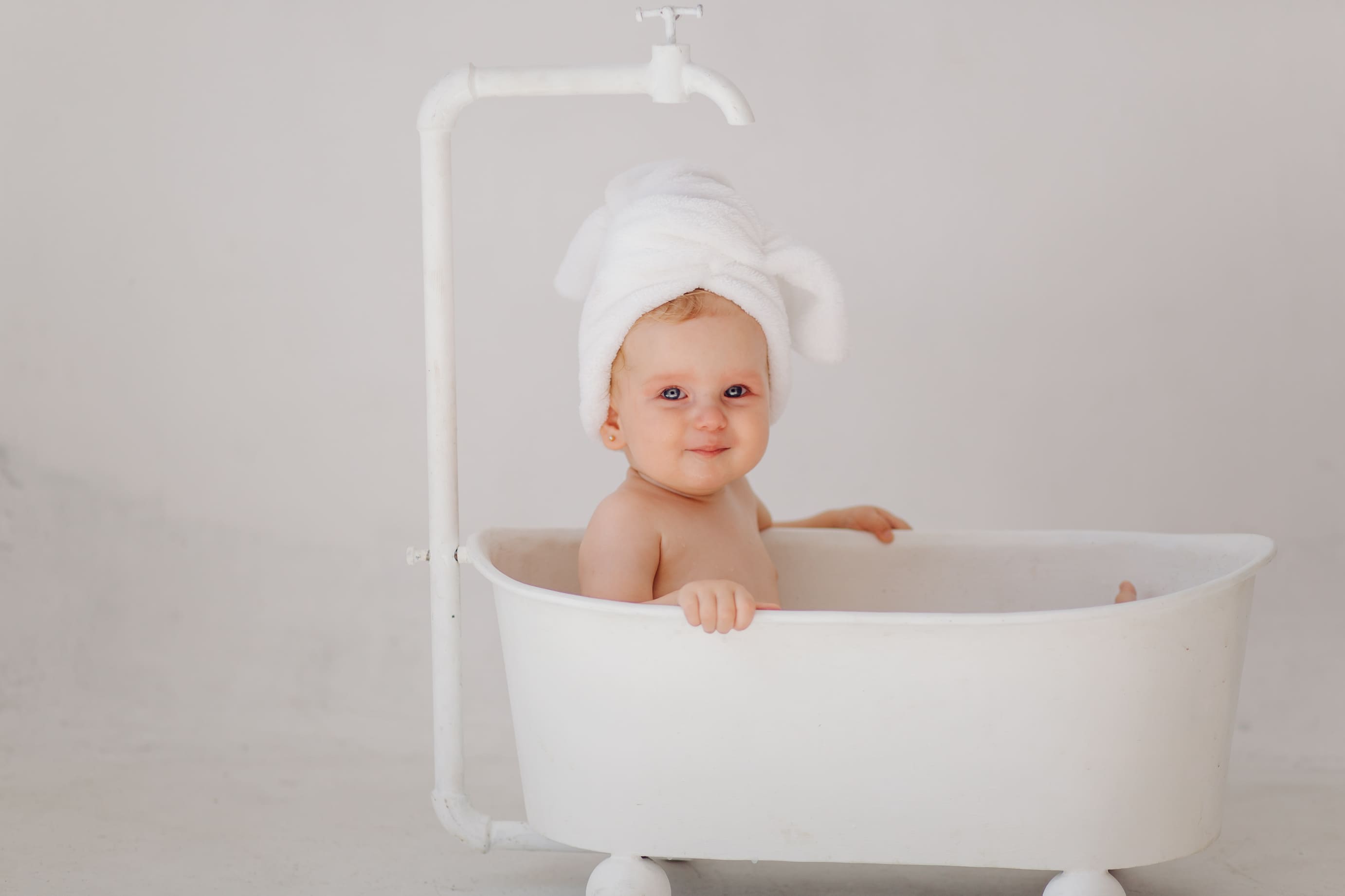 Vệ sinh kỹ các nếp gấp của bé: Đảm bảo làm sạch các vùng da dưới cánh tay, bẹn và cổ.