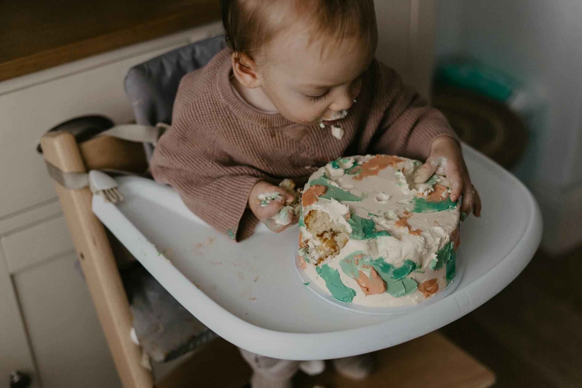 Hình ảnh bé hứng thú khám phá thức ăn mới trong quá trình ăn dặm BLW.