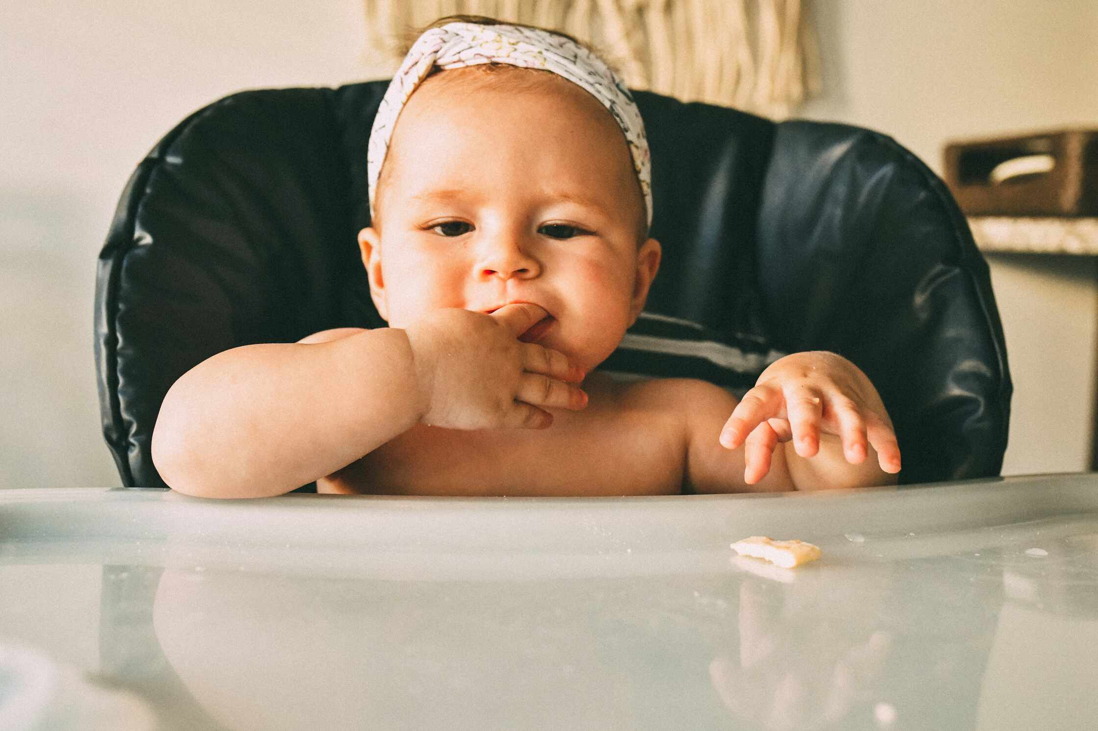 Mẹ hỗ trợ bé tập ăn dặm kiểu Nhật nên bắt đầu với thức ăn mềm và an toàn.