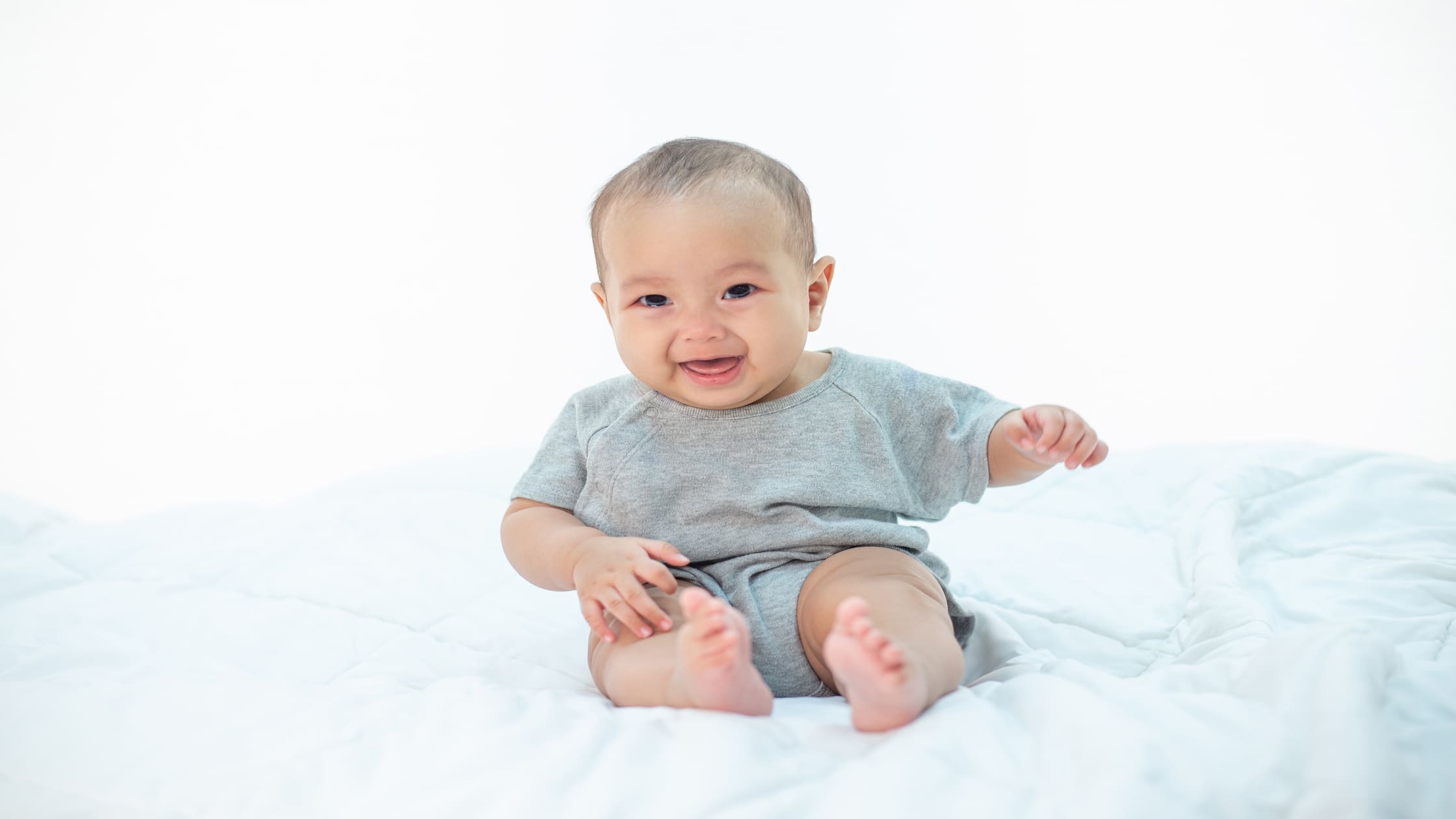 Hình ảnh em bé vui vẻ khi áp dụng ăn dặm tự chỉ huy (BLW) của Mẹ Bỉm Gen Z.