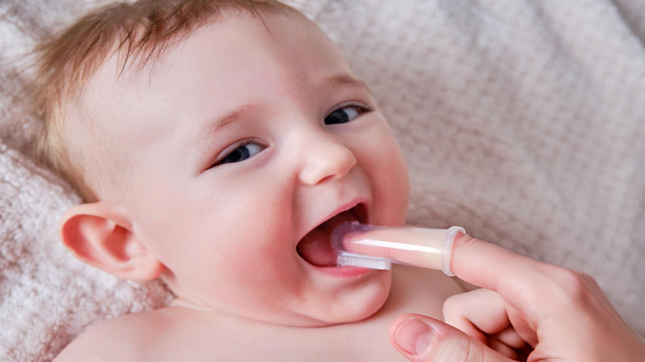 Gạc rơ lưỡi tẩm dịch có an toàn cho trẻ sơ sinh nuốt phải không