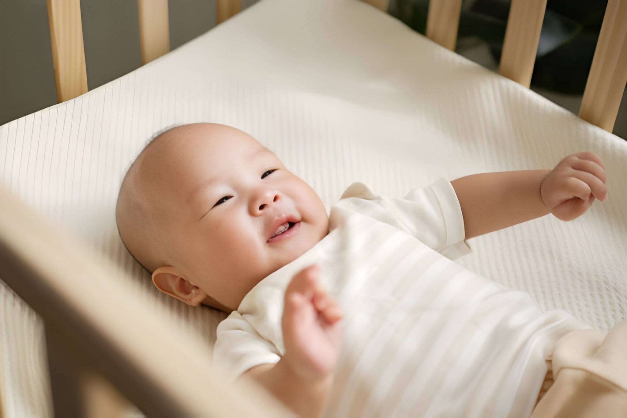 Dấu hiệu bé sẵn sàng cai sữa đêm bao gồm việc ăn dặm tốt và tăng cân đều.