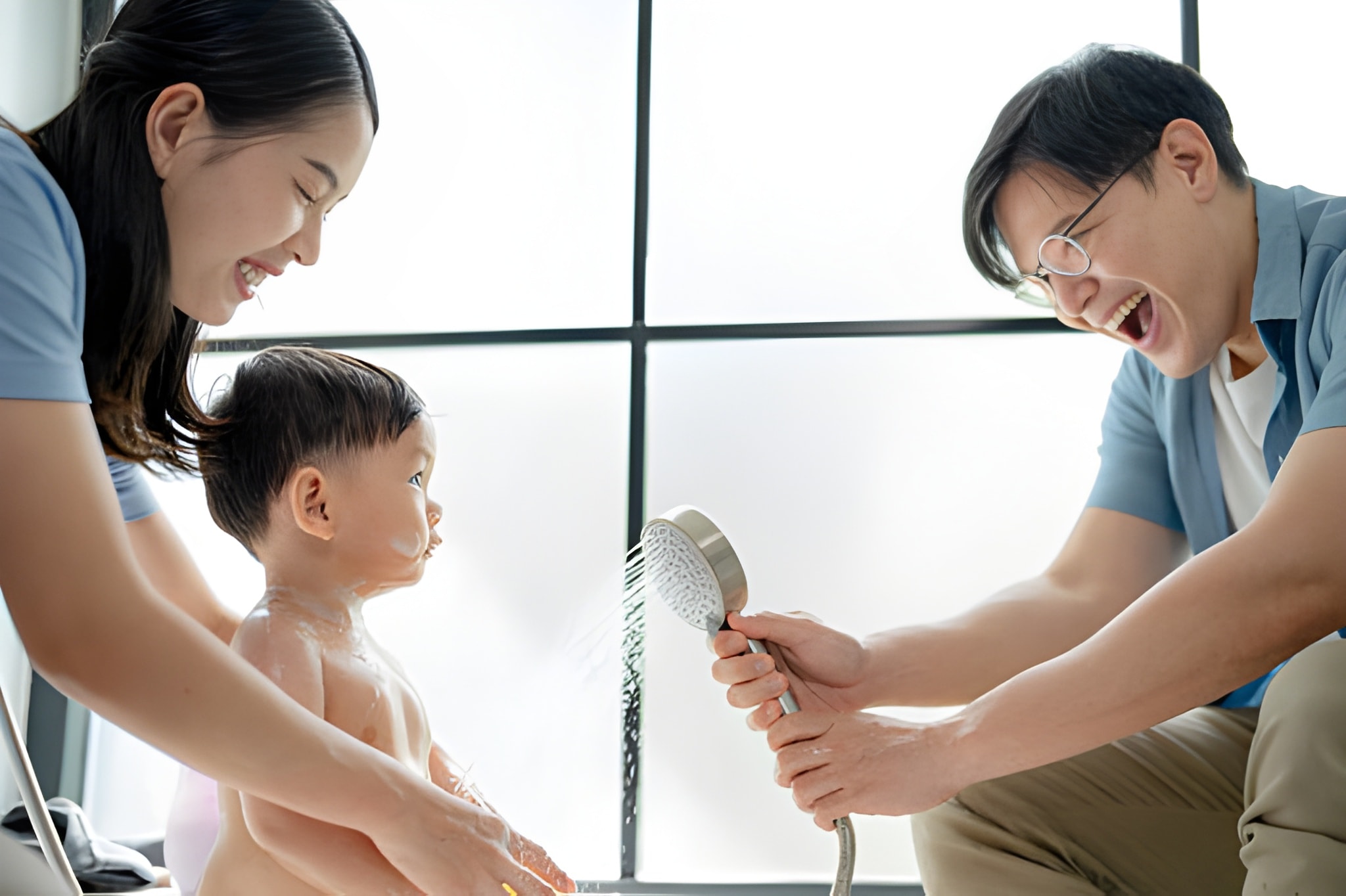 Dấu hiệu nhận biết bé bị dị ứng với sữa tắm cho trẻ sơ sinh làm dịu da đang dùng.