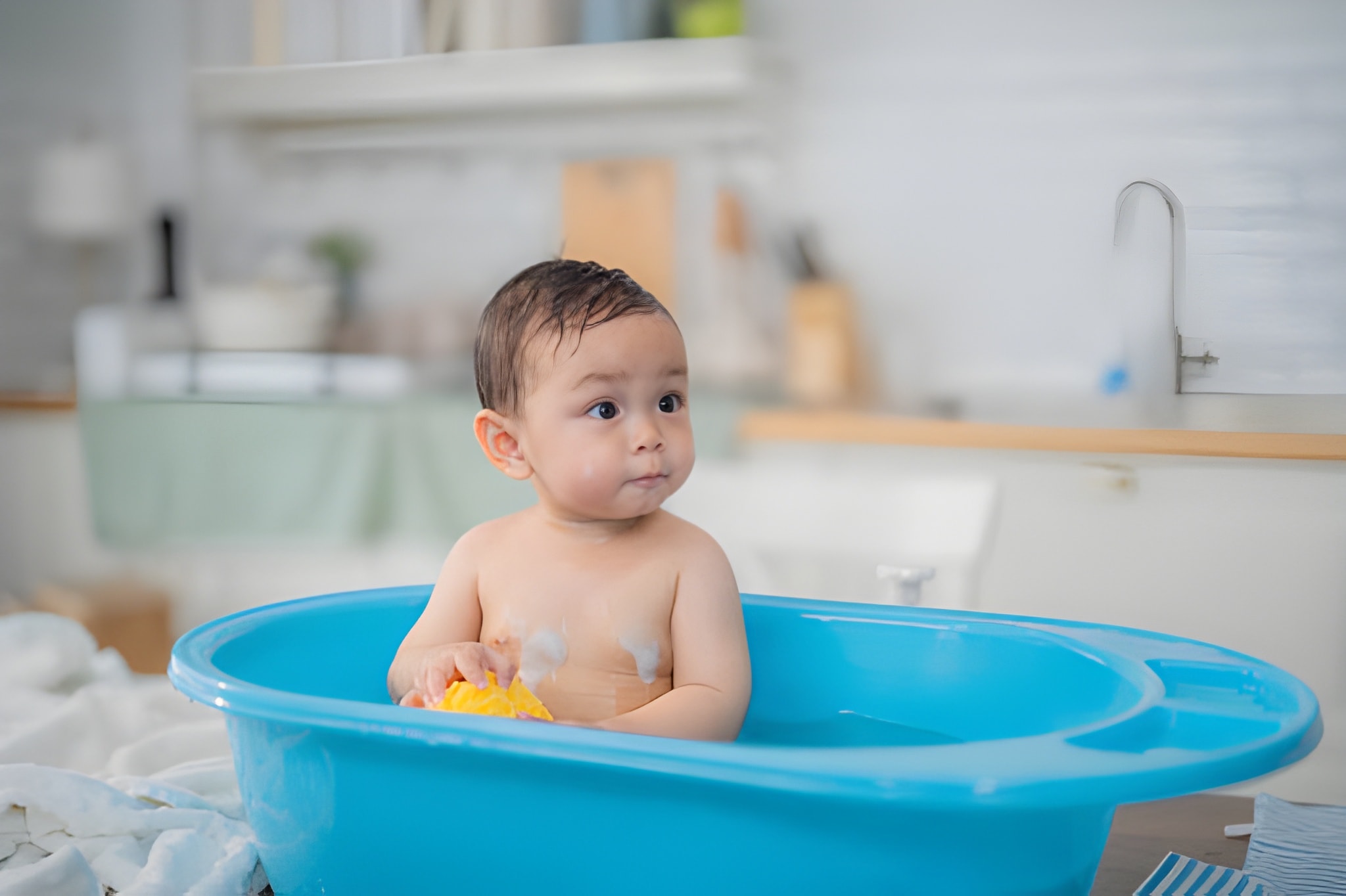 Lợi ích của chiết xuất thảo dược như mướp đắng và kinh giới trong việc làm mát và kháng viêm cho da bé.