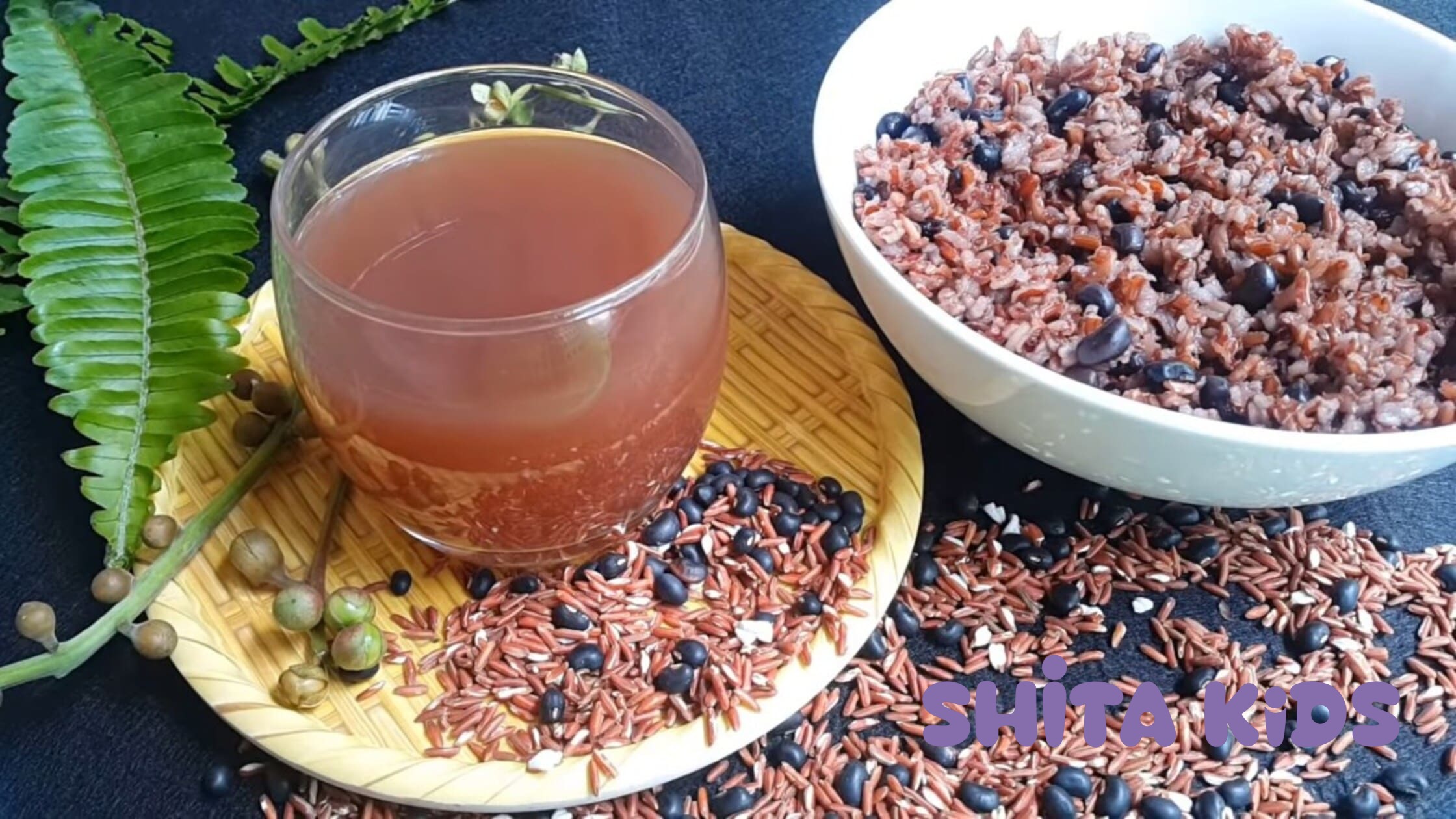 Cách nấu nước đậu đen rang giúp giải độc cơ thể và cải thiện chất lượng sữa mẹ.
