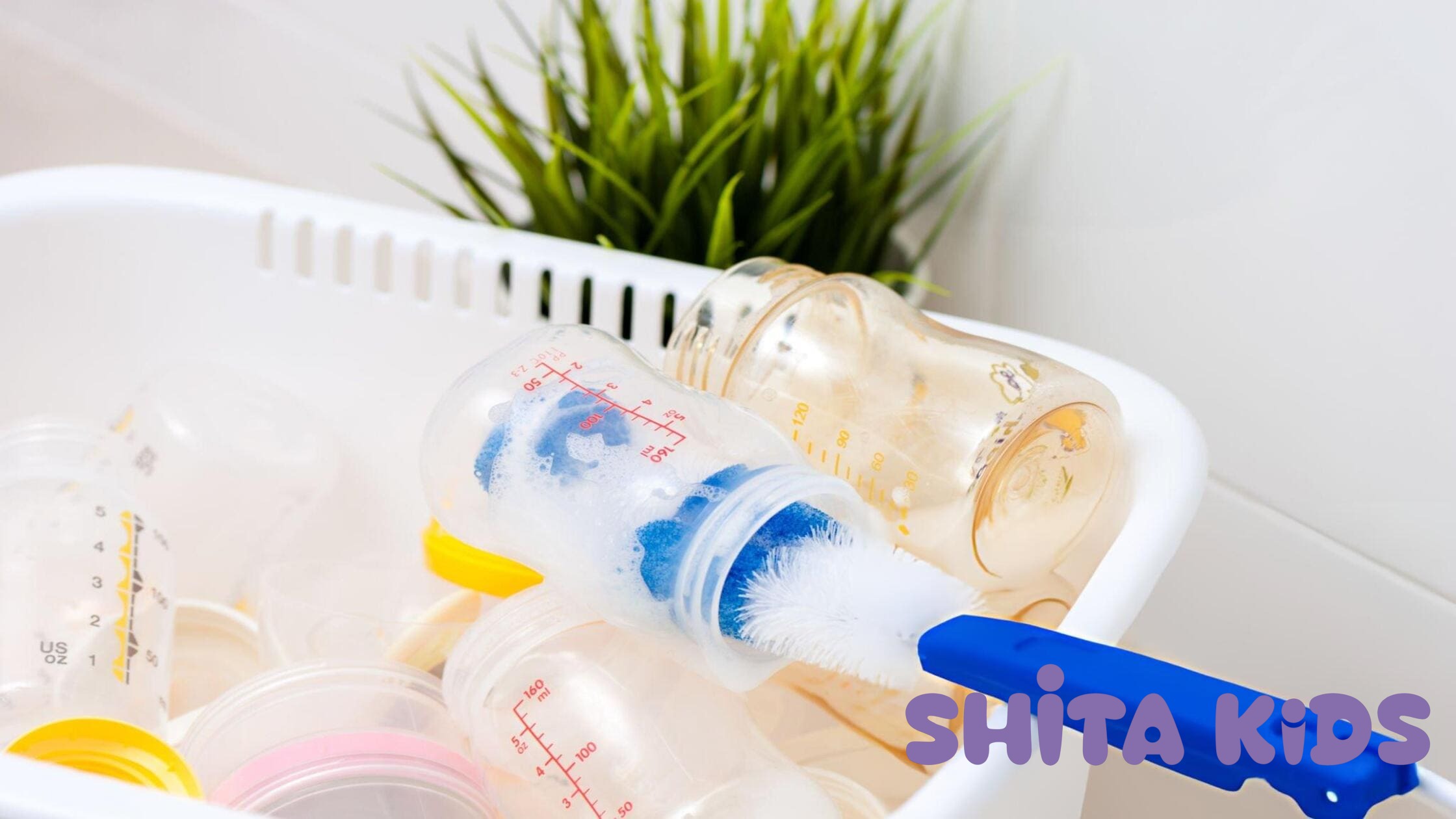 Kiểm tra độ sạch kin kít của bình sữa sau khi tráng để đảm bảo không còn dư lượng hóa chất tẩy rửa.