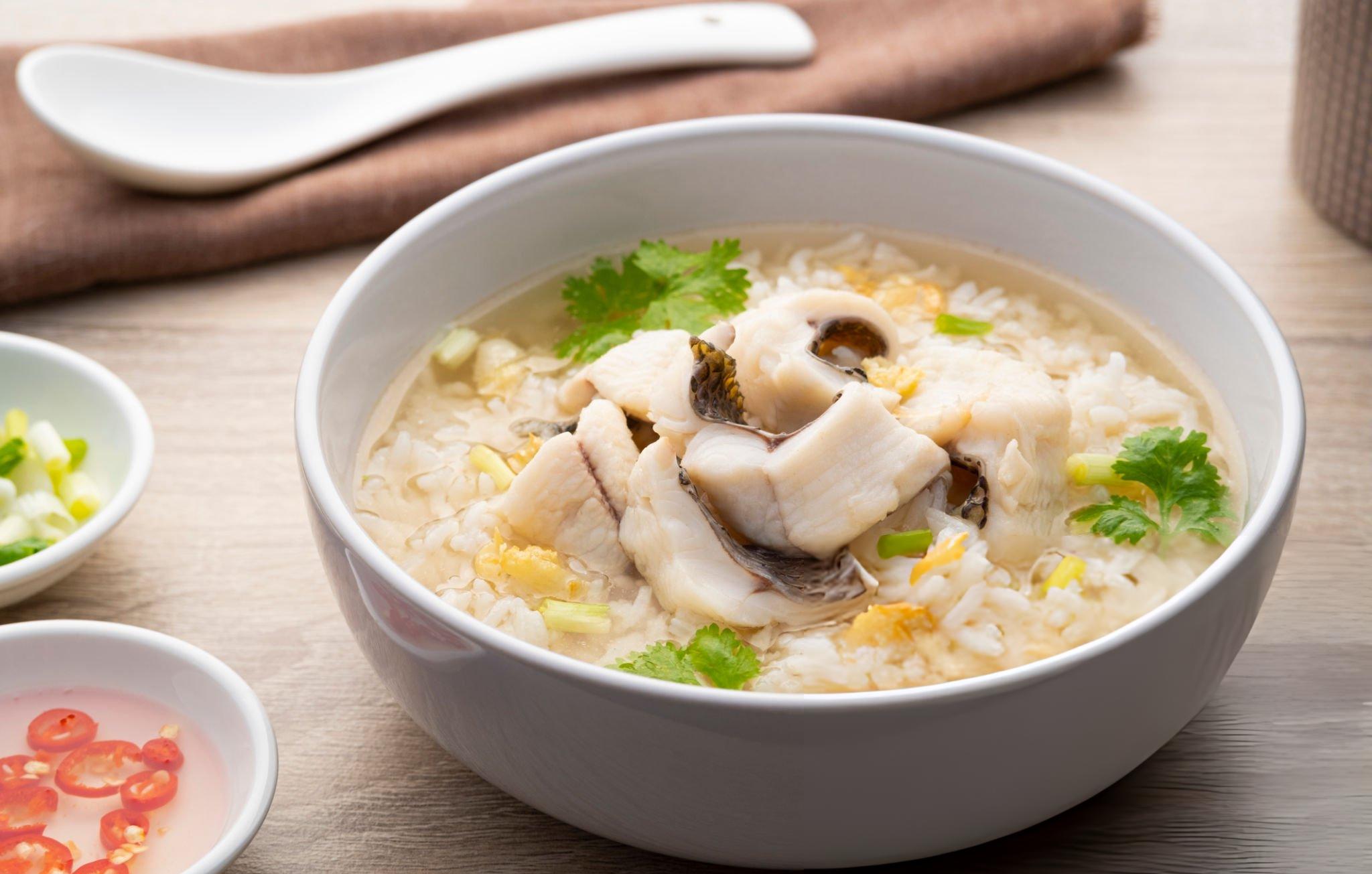 Cháo cá chép là thực phẩm giàu protein dễ tiêu và Omega 3 giúp an thai theo y học cổ truyền.