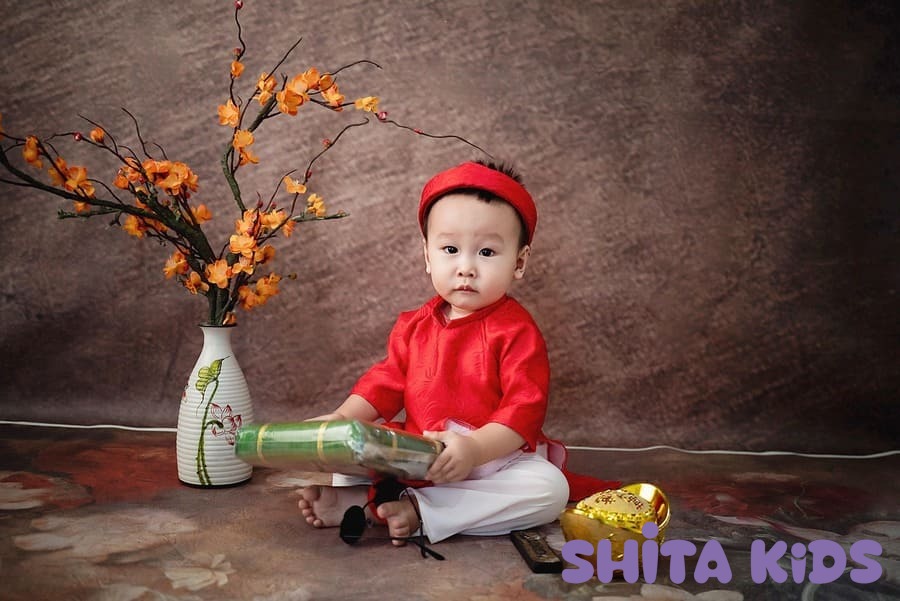 Sử dụng xe đẩy gấp gọn giúp mẹ di chuyển linh hoạt tại ga hàng không.