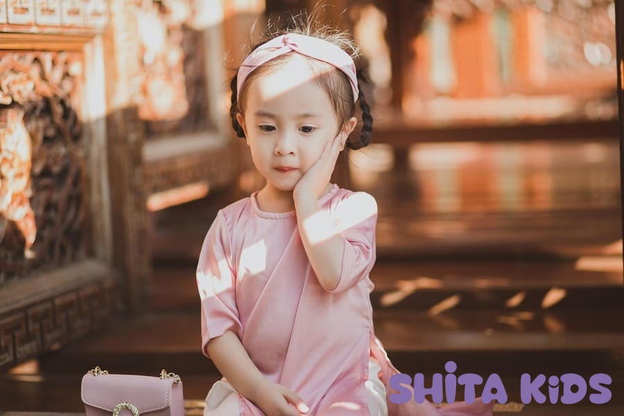 Nguy cơ lây nhiễm vi khuẩn tại sân bay ngày Tết đông đúc đối với trẻ nhỏ.