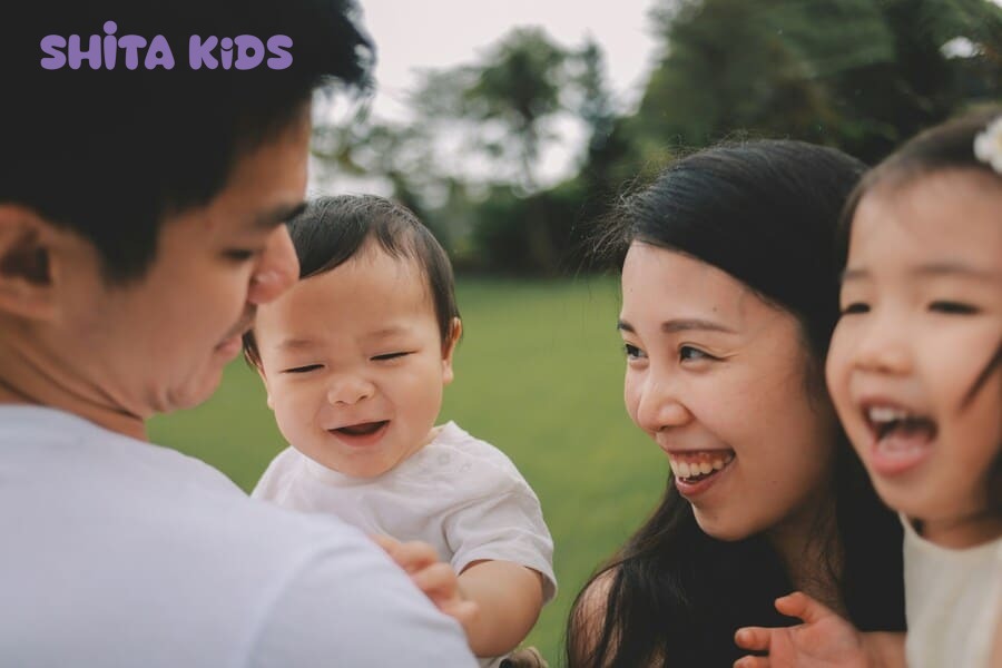 Trang phục mỏng nhẹ bằng vải cotton phù hợp để bé hấp thụ nắng tốt nhất.