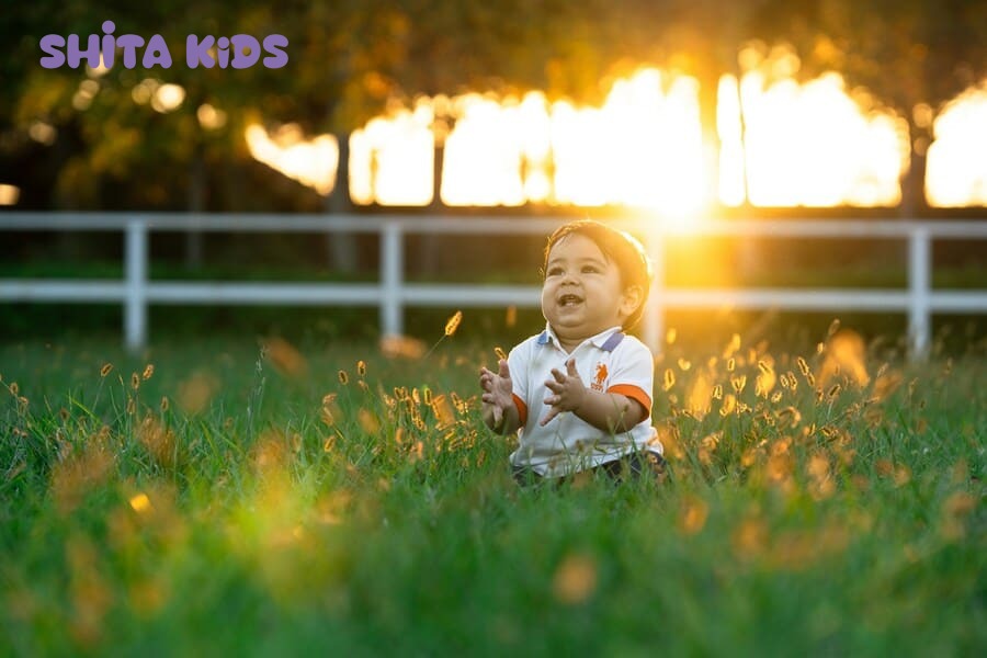 Khung giờ vàng buổi sáng để mẹ thực hiện tắm nắng cho trẻ sơ sinh đúng cách.