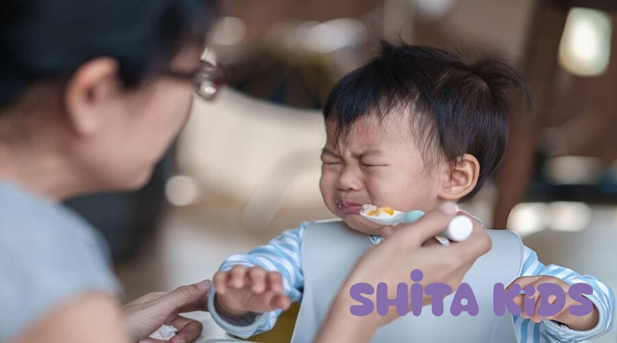 Biểu hiện trẻ bám mẹ và cáu kỉnh do sự thay đổi nhận thức trong tuần khủng hoảng của trẻ.