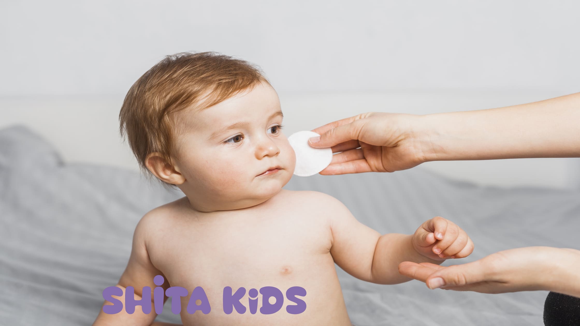 Mẹ bế bé thẳng đứng vỗ lưng cho ợ hơi ít nhất 15 phút sau khi bú bình xong