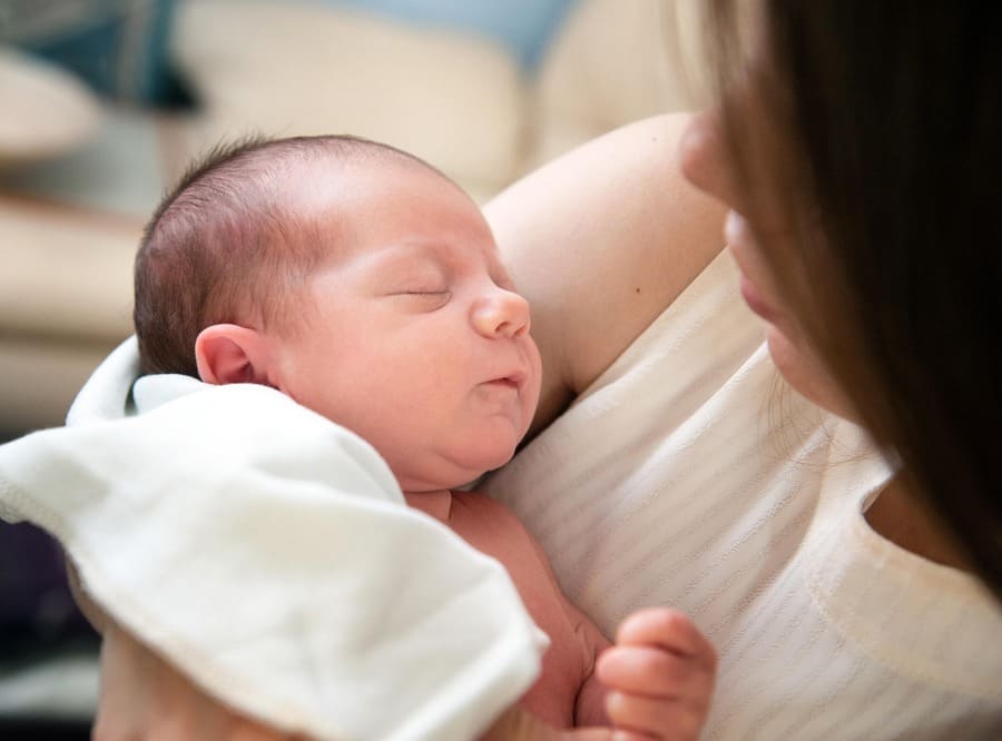 Mẹ cho bé uống vitamin D3 theo đúng khuyến cáo AAP 400 IU mỗi ngày 