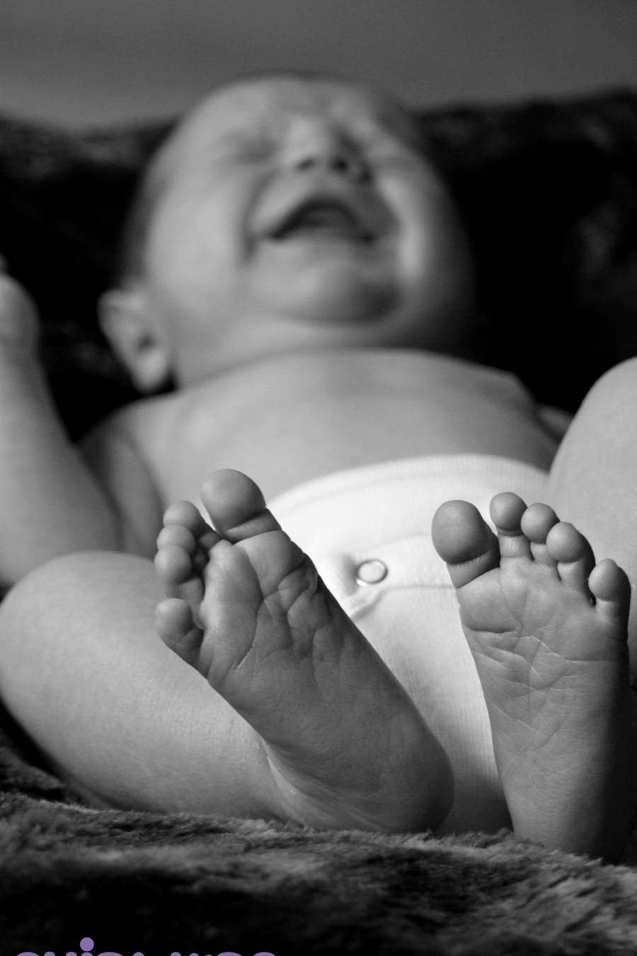 Mẹ bế bé trong đêm khuya dỗ con quấy khóc trong trạng thái mệt mỏi và lo lắng