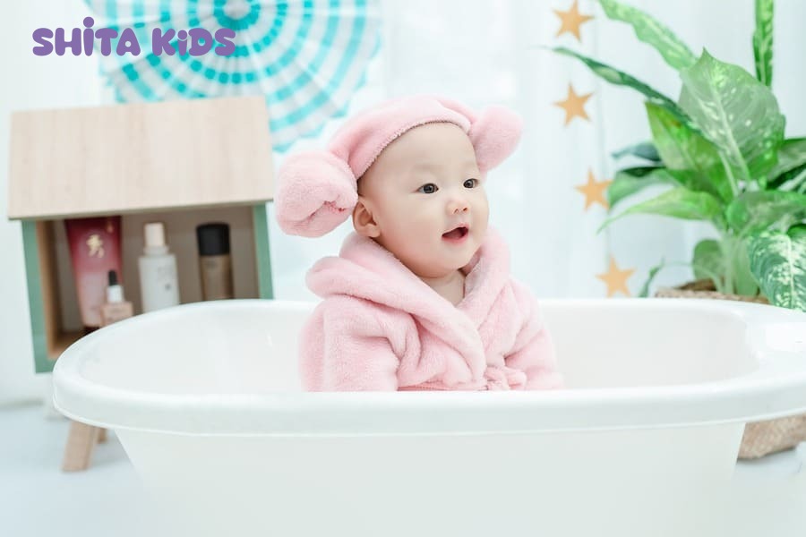 Phương pháp tắm lá cho bé đúng cách giúp tiêu viêm và hạ nhiệt cơ thể.