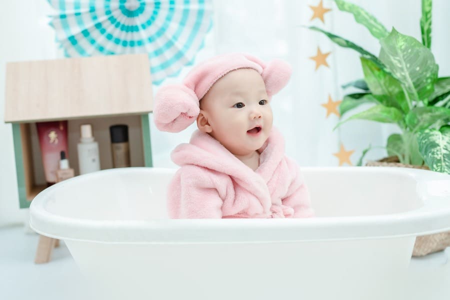 Quy trình vệ sinh các nếp gấp da ở cổ, nách và bẹn cho bé khi ra mồ hôi.