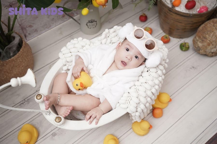 Lau khô người cho bé bằng khăn choàng lớn ngay sau khi tắm xong.