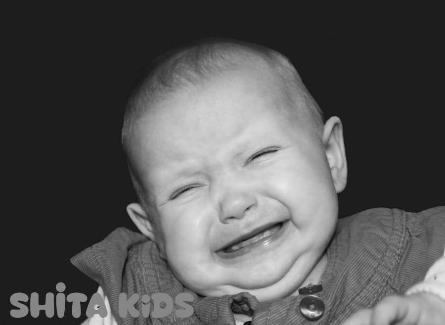 Khi nào cần đưa trẻ đi khám khi bé bị đau bụng quấy khóc kéo dài.
