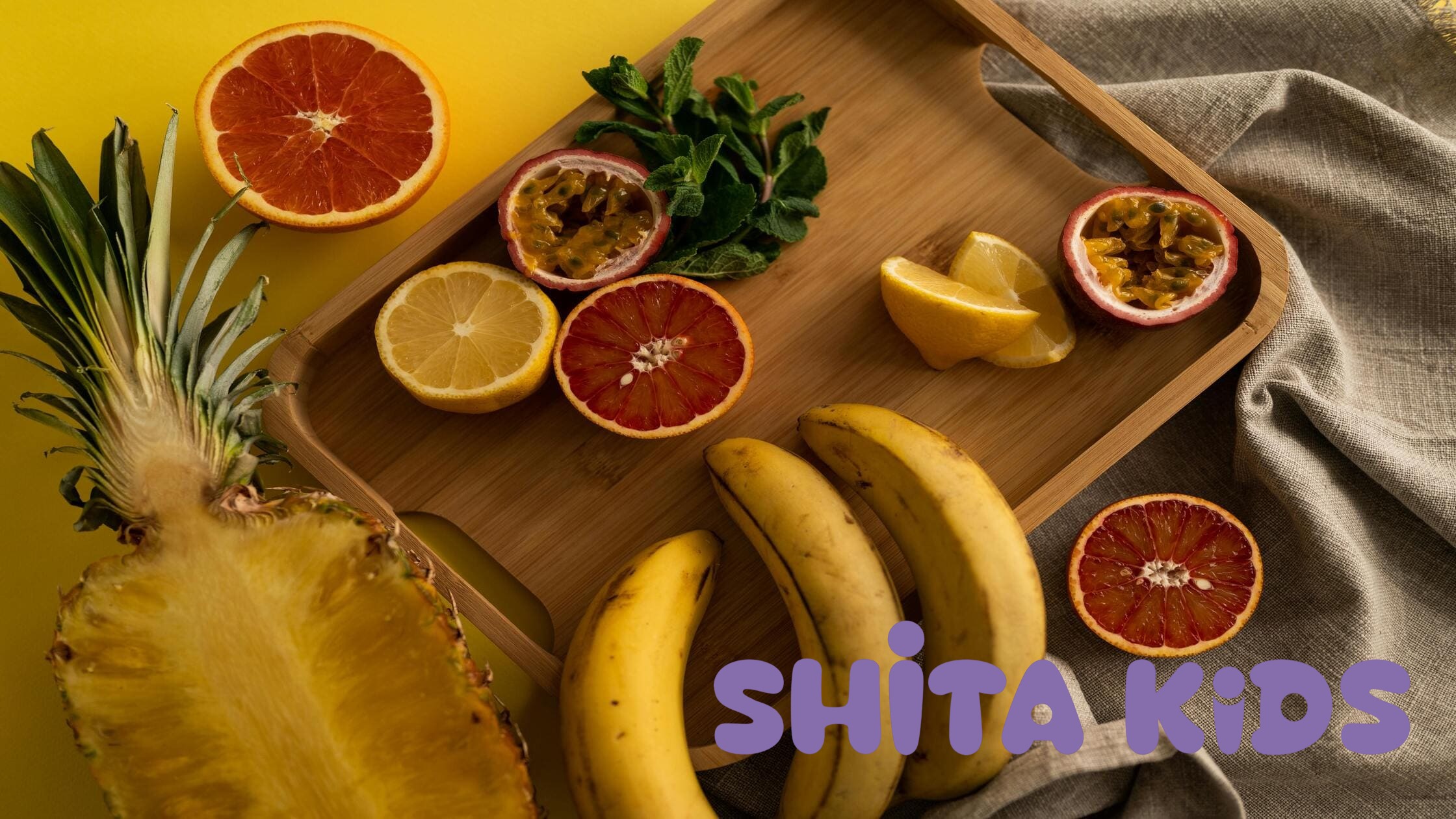 Đĩa trái cây tươi gồm đu đủ xanh, cam, chuối