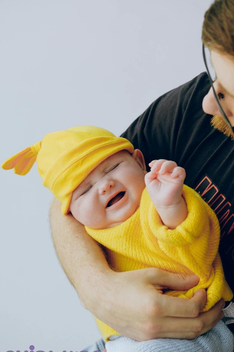 Mẹ đo nhiệt độ cho bé bằng nhiệt kế kỹ thuật số khi bé bị sốt tại nhà