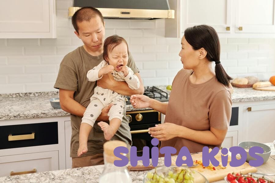 Bố mẹ thay nhau chăm sóc bé quấy khóc đêm để giảm bớt kiệt sức trong giai đoạn sơ sinh
