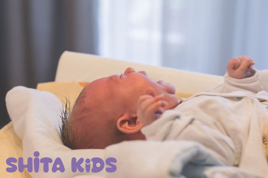 Bé sơ sinh co chân lên bụng khóc dạ đề colic vào buổi tối là biểu hiện đầy hơi chướng bụng