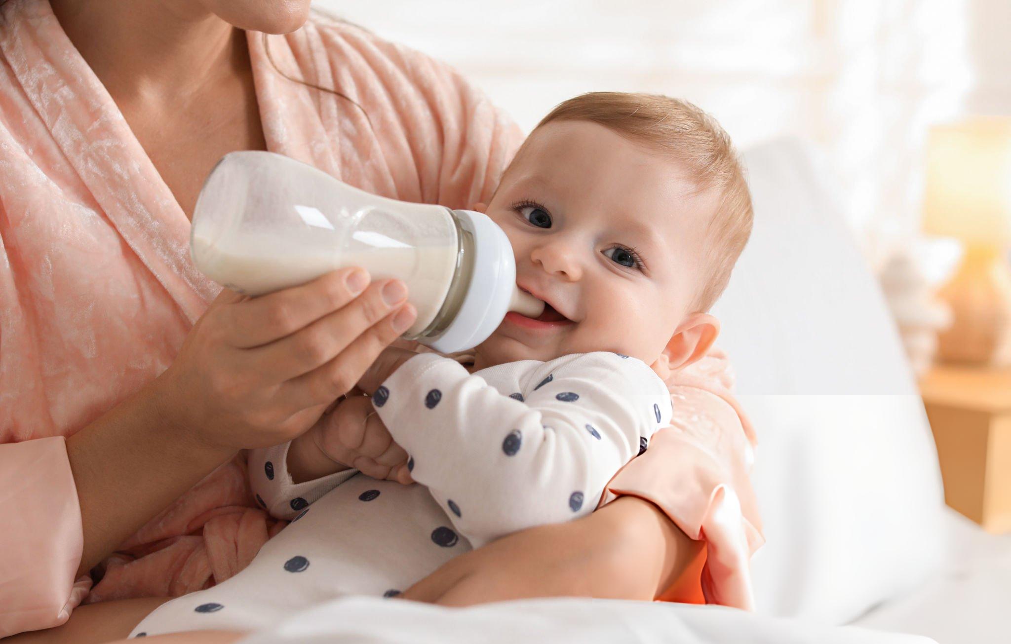 Bình trữ sữa mẹ được vệ sinh sạch bằng nước rửa bình chuyên dụng lành tính 