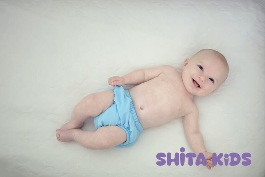Bé sơ sinh thoải mái nằm chơi sau khi được thay tã mỏng thoáng khí phù hợp da nhạy cảm
