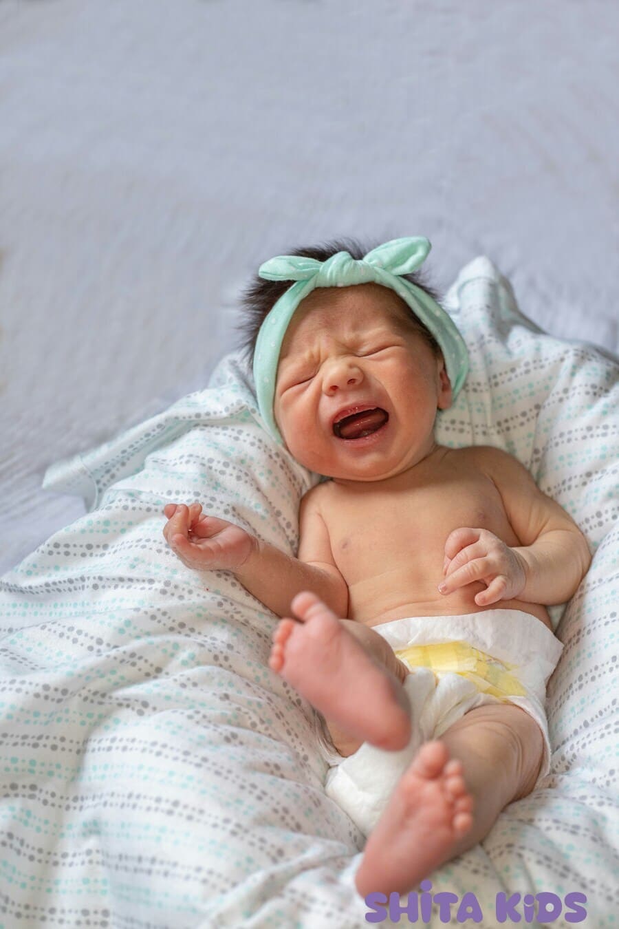 Vùng mông bé sơ sinh bị hăm tã đỏ ửng ở giai đoạn nhẹ khi mẹ thay tã 