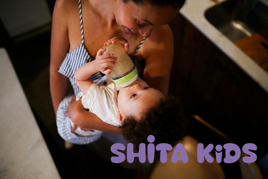 Bé sơ sinh nằm sấp tập tummy time phát triển cơ cổ và lưng
