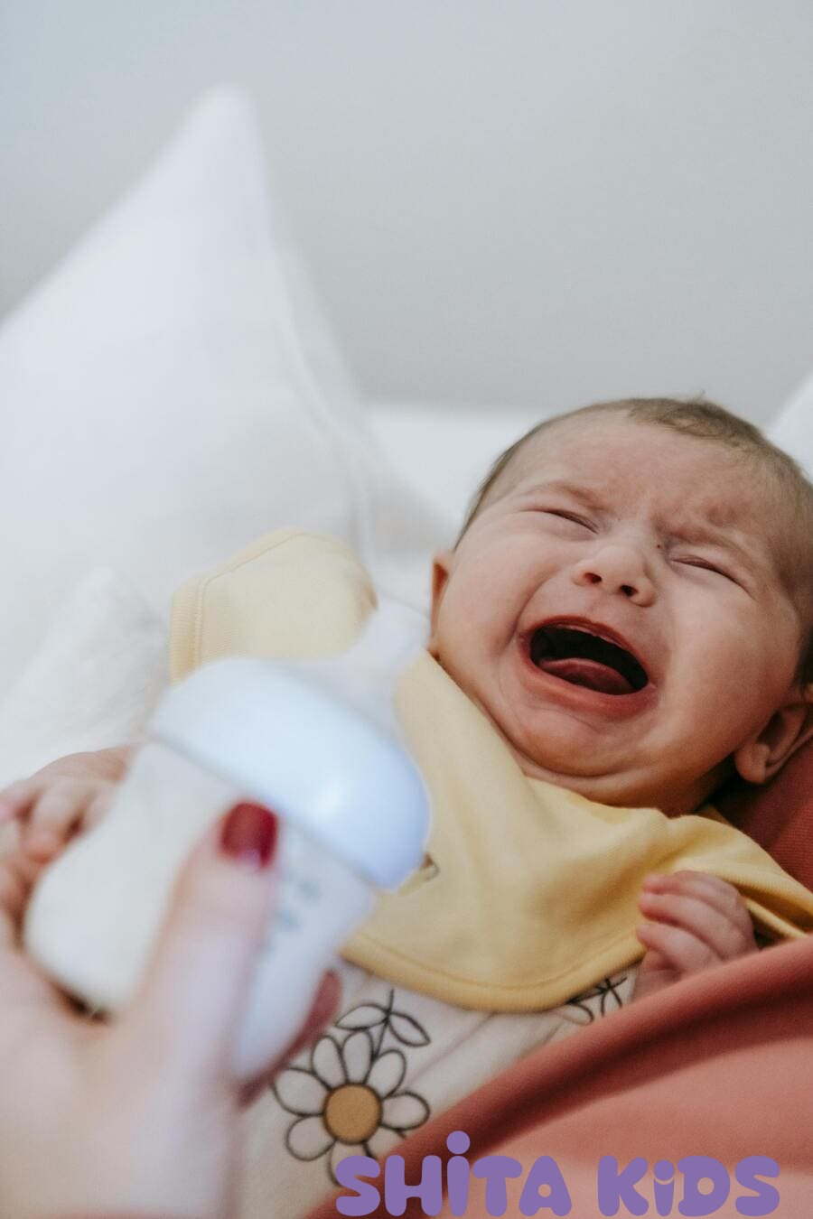 Bé 2 tháng tuổi đang khóc đêm trong nôi — chu kỳ giấc ngủ trẻ sơ sinh chưa ổn định
