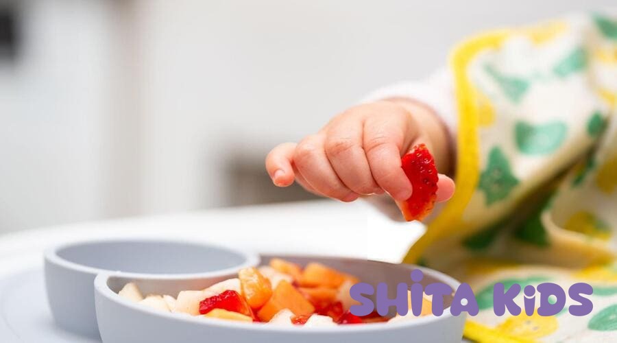 Bé ăn dặm đang được mẹ cho thử lượng nhỏ cá nước ngọt xay nhuyễn lần đầu tiên Share