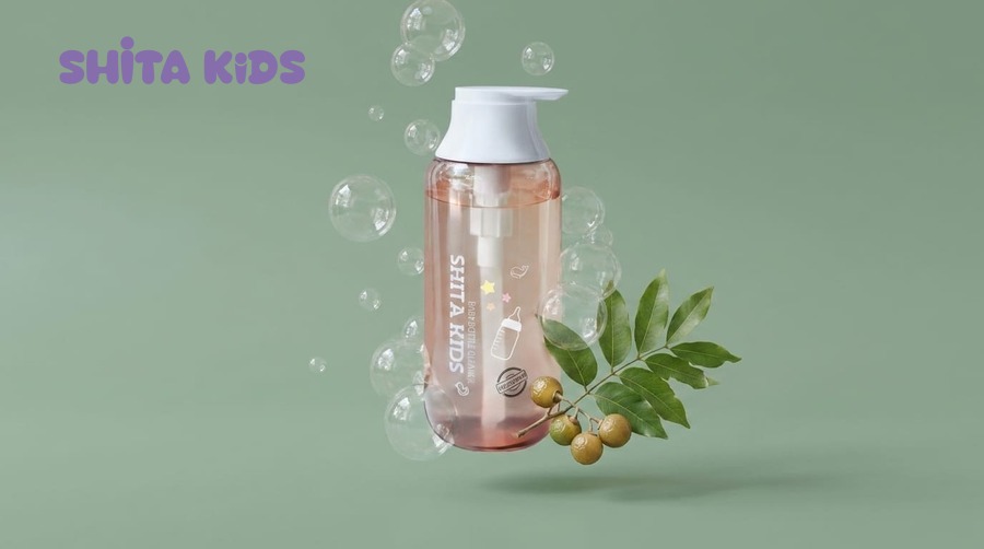 Chai nước rửa bình sữa ShitaKids nổi trên nền xanh, bong bóng và cành bồ hòn chín vàng
