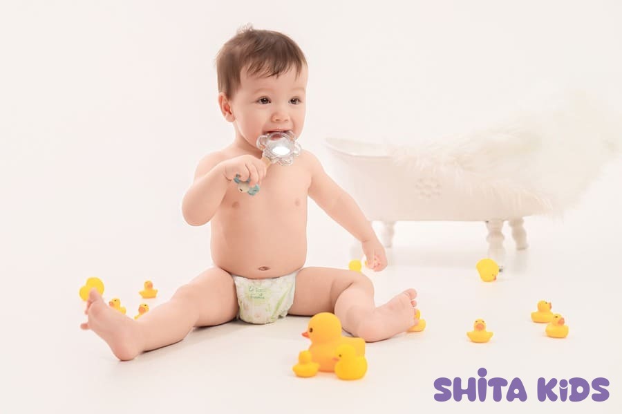 Bé ngồi mút ti giả bên vịt cao su, nhận biết bé đói qua tín hiệu mút