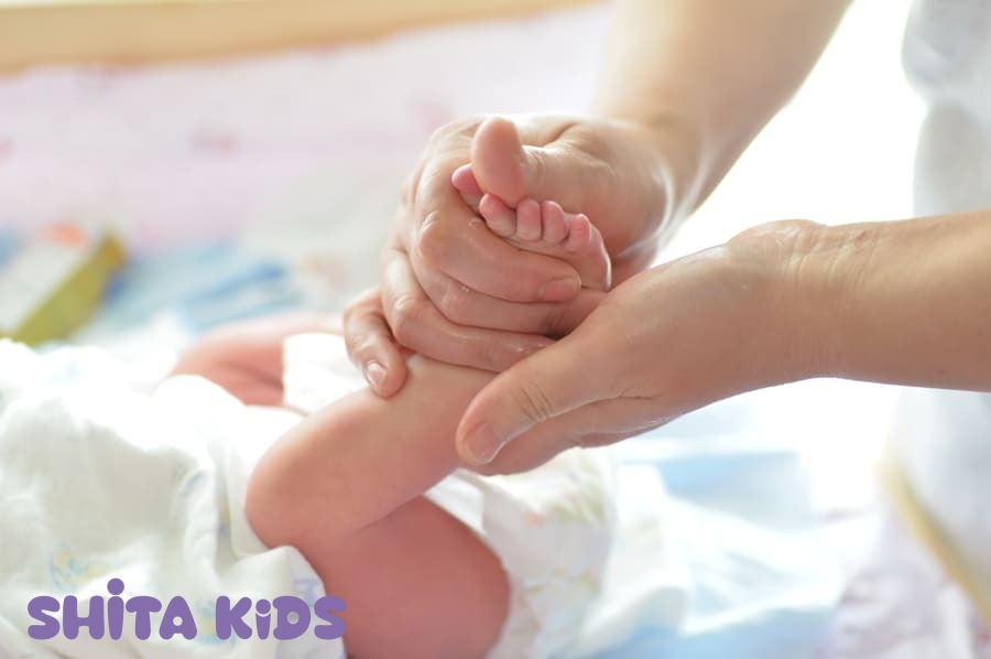 Da bé bị cọ xát khi nằm sấp tập lật — cần sữa tắm không sulfate.