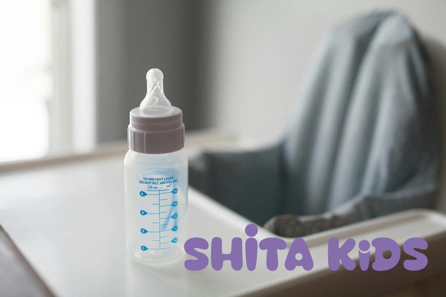 Bình sữa được rửa bằng nước rửa bình ShitaKids chiết xuất Bồ Hòn — sạch khuẩn bảo vệ dinh dưỡng sữa mẹ.