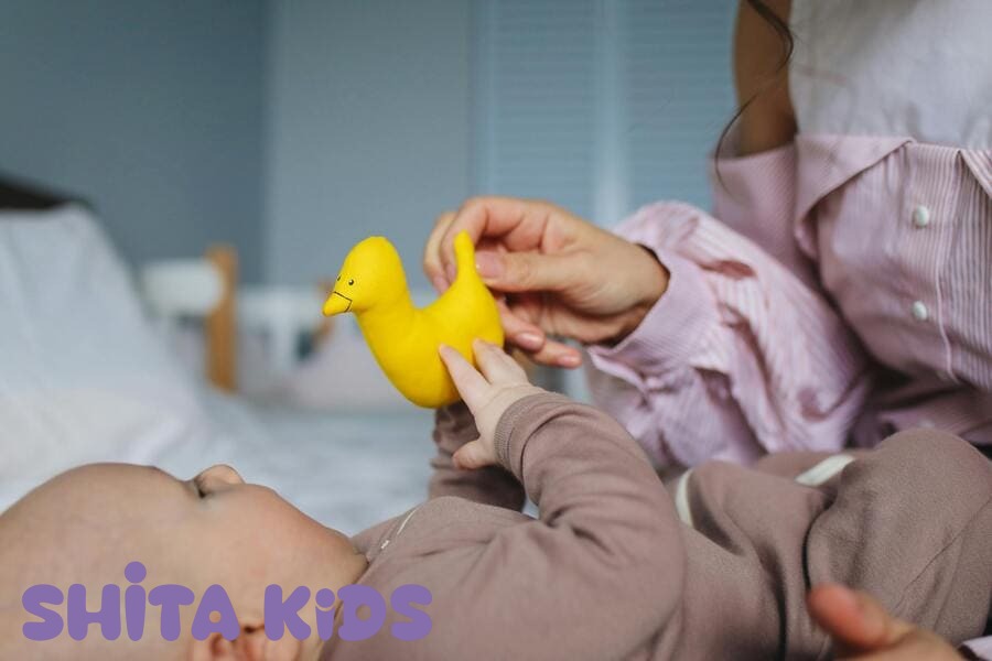 So sánh kích thước dạ dày bé sơ sinh theo tuần tuổi — dạ dày nhỏ cần bú thường xuyên.