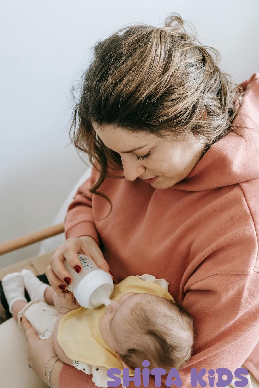 Mẹ cho bé bú trong tư thế thoải mái — kích thích oxytocin giúp sữa xuống đều hơn.