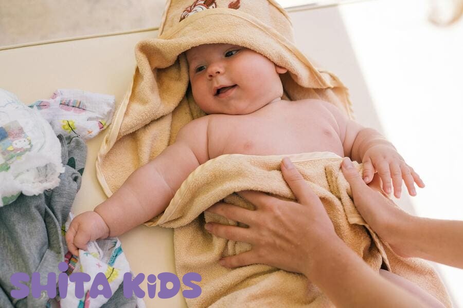Bé sơ sinh đổ mồ hôi đầu nhiều khi ngủ dù phòng mát — dấu hiệu sớm của còi xương.