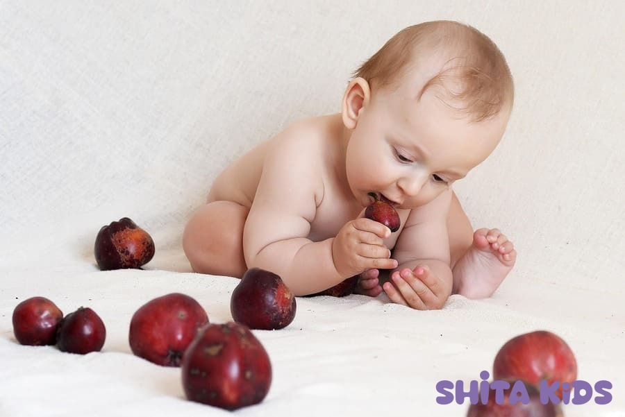 bé ăn trái cây để giải nhiệt mùa hè
