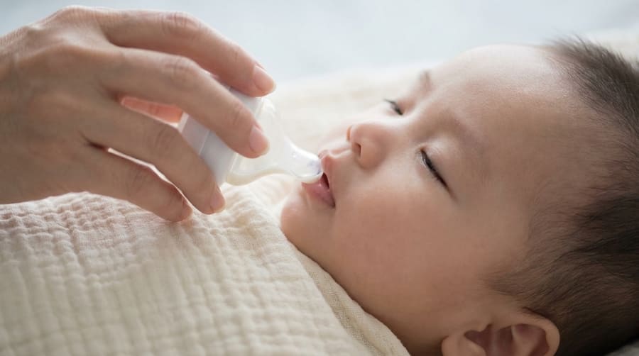 bà tập cho bé bú bình thay mẹ để bé không nhận ra hơi mẹ