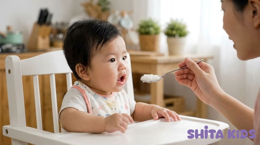 bé sơ sinh ăn bột ăn dặm lần đầu với thìa nhỏ mềm