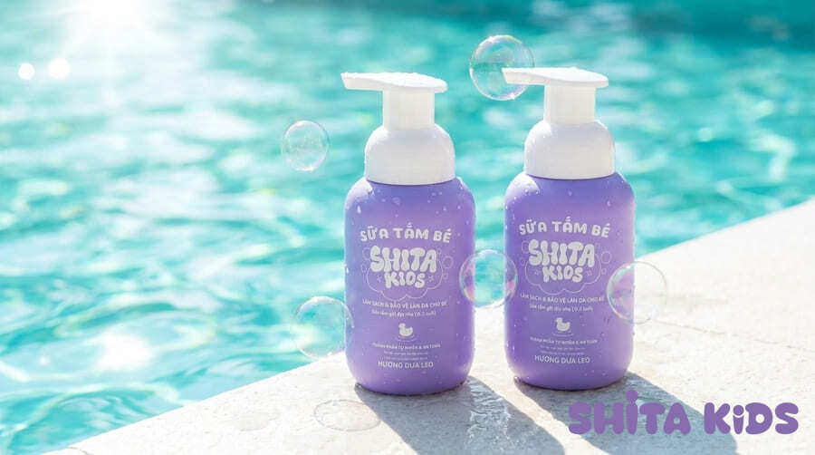 hai chai sữa tắm ShitaKids bên bờ bể bơi - giải pháp giữ da bé sạch sẽ và thông thoáng ngày hè