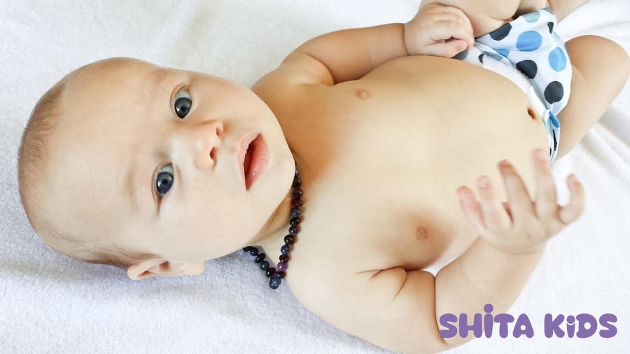 Bé nằm trên giường - rôm sảy mùa hè bao lâu thì khỏi 