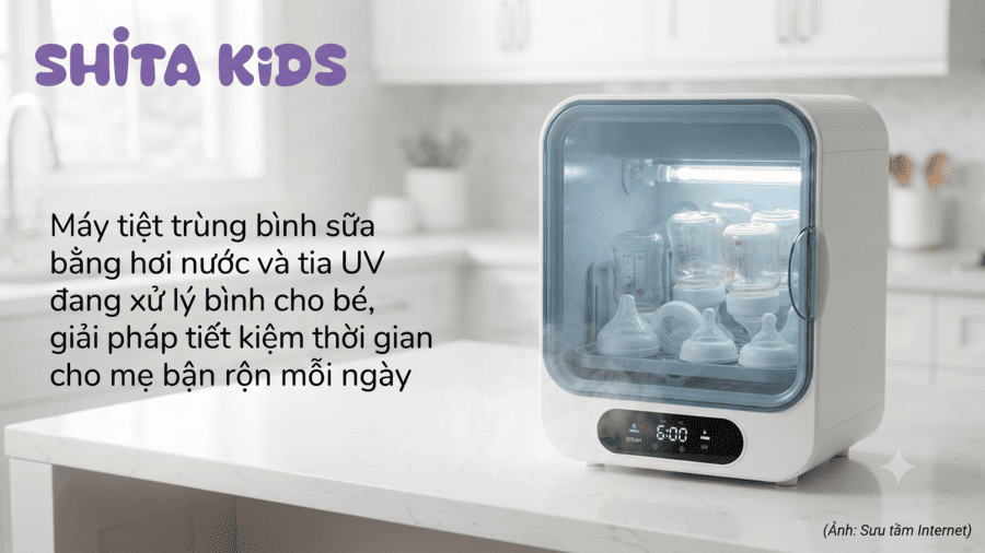 Máy tiệt trùng bình sữa bằng hơi nước và tia UV đang xử lý bình cho bé, giải pháp tiết kiệm thời gian cho mẹ bận rộn mỗi ngày.