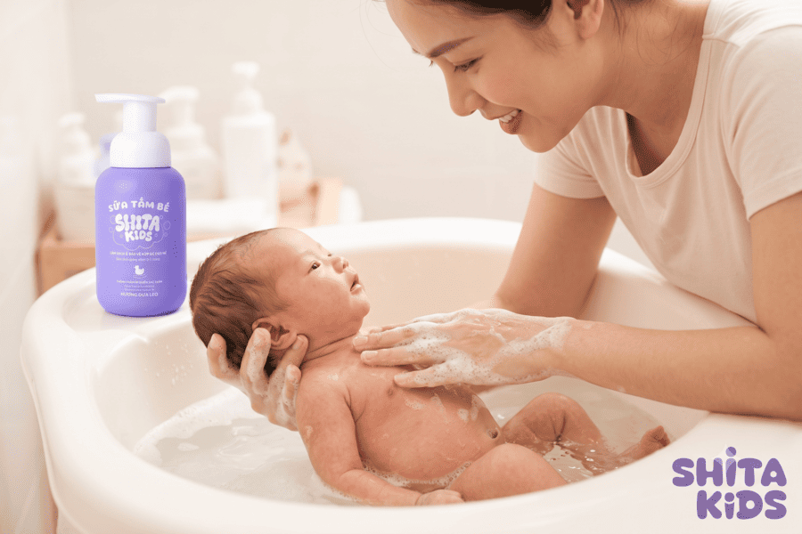 Sữa tắm có bọt hay không bọt cho bé, mẹ tắm cho con bằng sữa tắm ShitaKids